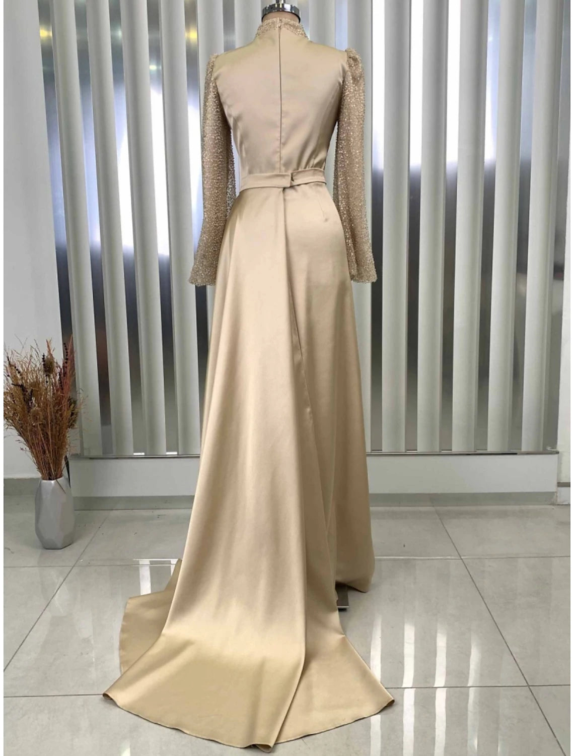 A-Linie Abendkleid Champagner Weihnachten Elegantes Kleid Formelles Sweep / Brush Train Langarm Stehkragen Satin mit Glitzer Falten Gerafft